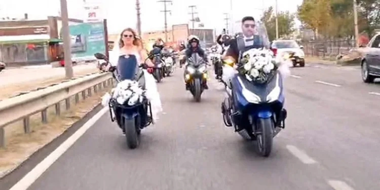Motosiklet tutkunu çiftin konvoyu
