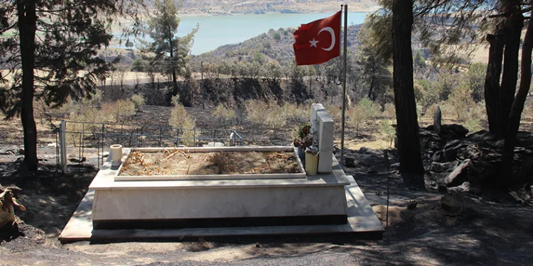 Yangında şehit mezarı yanmadı