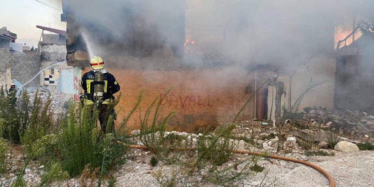 2 katlı metruk bina alevlere teslim oldu