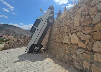 Fren ile gaz pedalının yerini karıştırdı