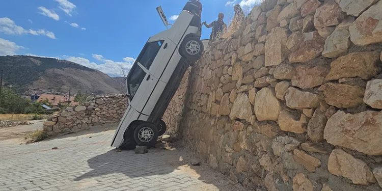 Fren ile gaz pedalının yerini karıştırdı