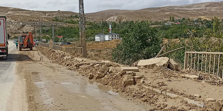 Gürün’de selin izleri siliniyor