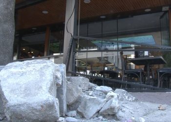 Dükkanına dalan otomobil sürücüsüyle çay içti