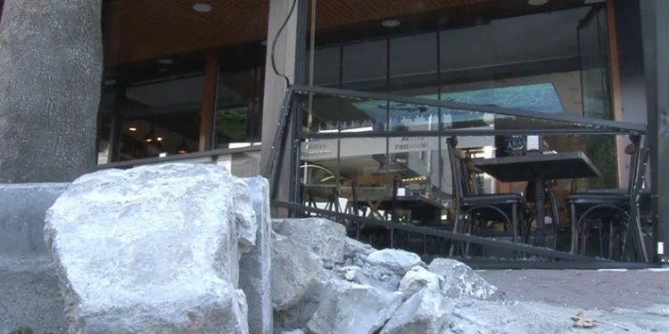 Dükkanına dalan otomobil sürücüsüyle çay içti