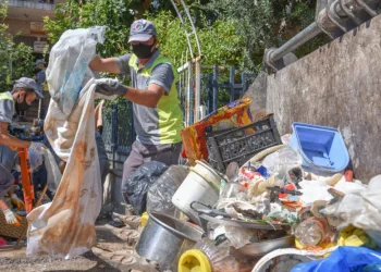 4 katlı apartmandan 6 kamyon çöp çıktı