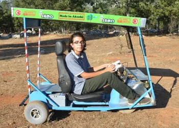 15 yaşındaki genç güneş enerjisi paneliyle çalışan 65 km menzilli araç yaptı