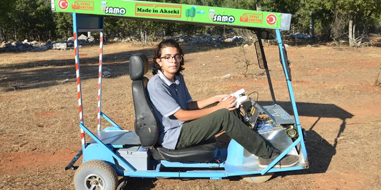 15 yaşındaki genç güneş enerjisi paneliyle çalışan 65 km menzilli araç yaptı
