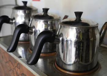 Menemenin ‘soğan’ tartışmasına çayın ‘suyu’ eklendi