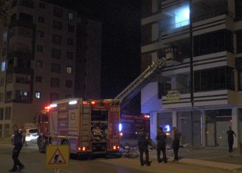 Sinir krizi geçiren şahıs evini ateşe verdi