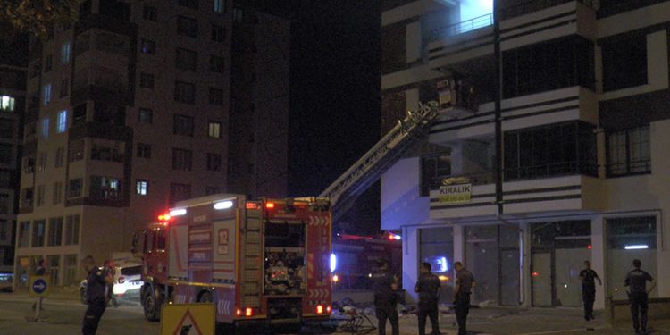 Sinir krizi geçiren şahıs evini ateşe verdi