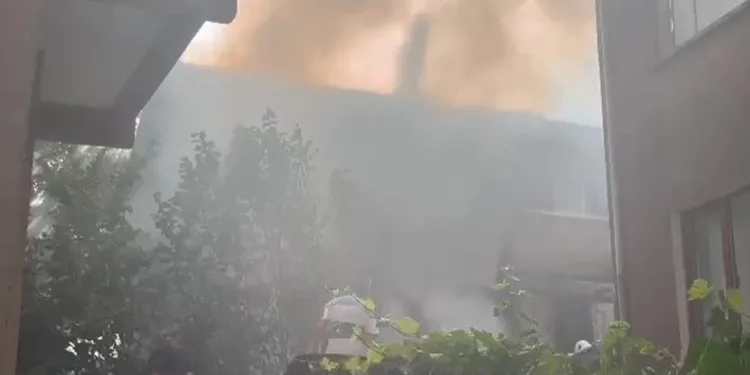 Müştemilatta başlayan yangın eve sıçradı