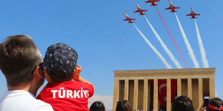 Türk Yıldızları’ndan Anıtkabir saygı uçuşu