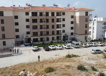 Orman yangınında evi yanan aileler, yeni evlerine kavuştu