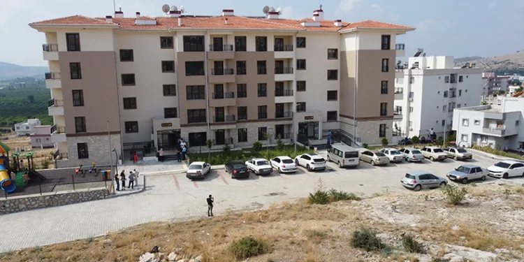 Orman yangınında evi yanan aileler, yeni evlerine kavuştu