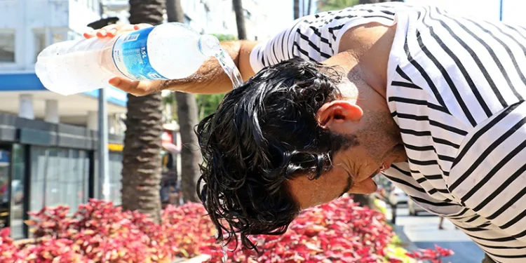 Sıcak havalarda her gün en az 2-2,5 litre sıvı tüketilmeli