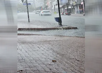 Karadeniz Ereğli’de aniden bastıran yağmur zor anlar yaşattı