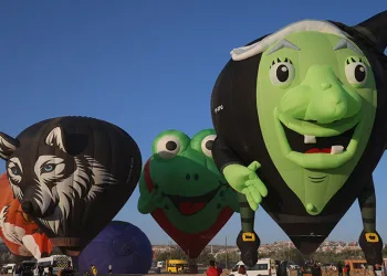 Sıcak hava balonlarının gökyüzünde görsel şöleni