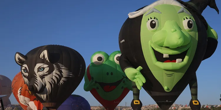 Sıcak hava balonlarının gökyüzünde görsel şöleni