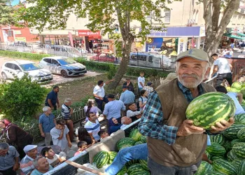 Verimi yüksek çıktı: 17 ton karpuzu ücretsiz dağıttı