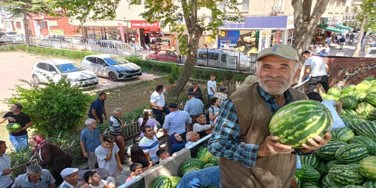 Verimi yüksek çıktı: 17 ton karpuzu ücretsiz dağıttı