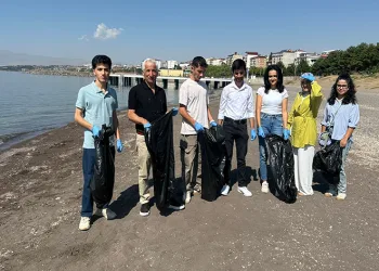 Van Gölü sahilinde çöp toplama etkinliği