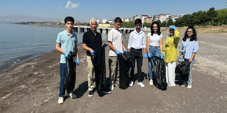 Van Gölü sahilinde çöp toplama etkinliği