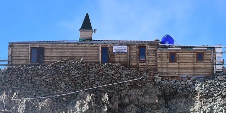 ‘Uçurumdaki mescit’ ziyaretçilerini hayran bırakıyor