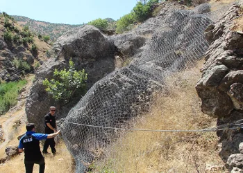 Şırnak’ta dev kayalar halatla bağlandı