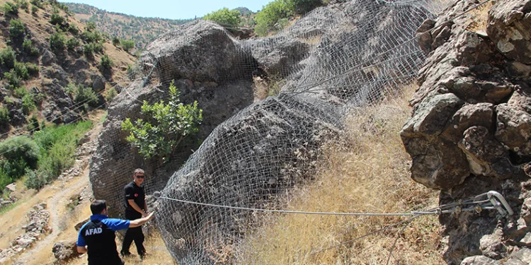 Şırnak’ta dev kayalar halatla bağlandı