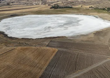 Tamamen kuruyan gölden geriye tuz tabakası kaldı