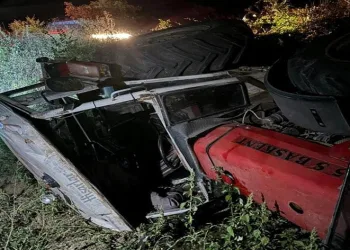 Devrilen traktörün sürücüsünü kabin korudu