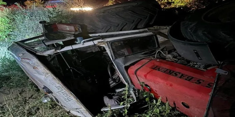 Devrilen traktörün sürücüsünü kabin korudu