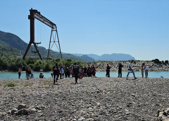 Yüzmek için dereye giren genç boğuldu