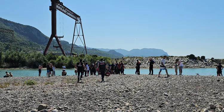 Yüzmek için dereye giren genç boğuldu