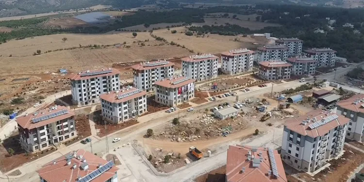 Depremzedeler yeni yuvalarının kapılarını açıyor