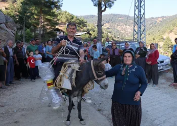 Susuz kalan köylü eşek ve katır ile su taşıyor