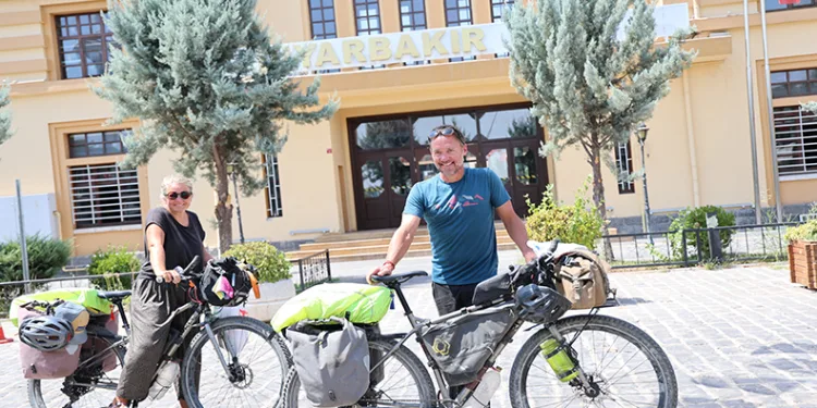 140 gündür pedal çevirerek dünyayı geziyorlar