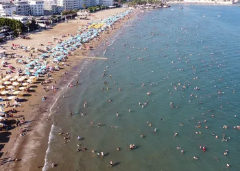 Deniz sıcaklığı 32 derece: Kızkalesi’nde tatilci yoğunluğu