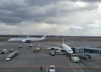 Havalimanında makas kayboldu, 36 uçuş iptal edildi