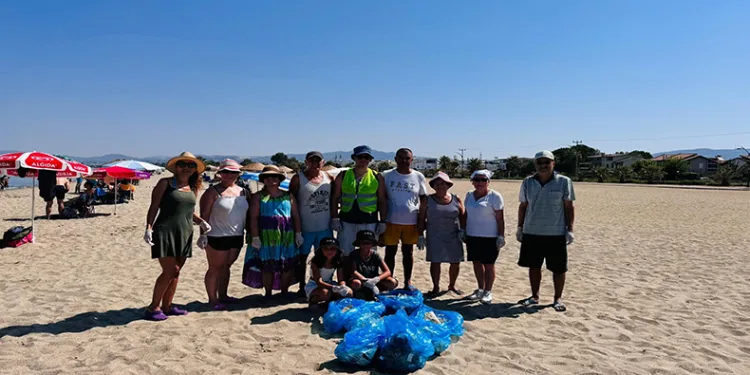 Gönüllüler Güzelçamlı sahillerini pırıl pırıl yaptı