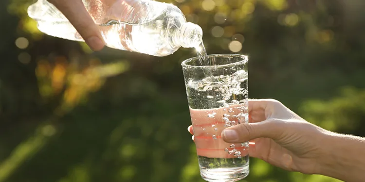 “Sıcak günlerde su şişesi taşıyın ve düzenli su için”