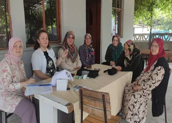 Köylerde kadınlara kanserde erken teşhisin önemini anlatılıyor