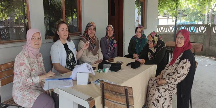 Köylerde kadınlara kanserde erken teşhisin önemini anlatılıyor