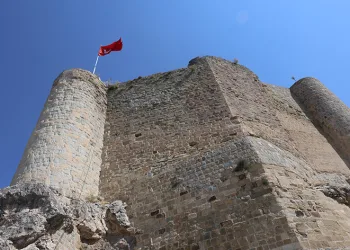 Harput Kalesi’nde 100 basamakla 36 metre derinliğinde zindan keşfedildi