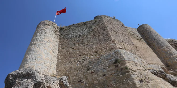 Harput Kalesi’nde 100 basamakla 36 metre derinliğinde zindan keşfedildi