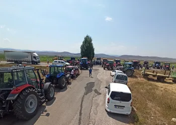 Tarlalarını sulayamayan çiftçiler, traktörlerle yol kapattı