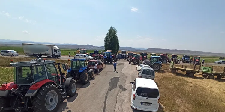 Tarlalarını sulayamayan çiftçiler, traktörlerle yol kapattı