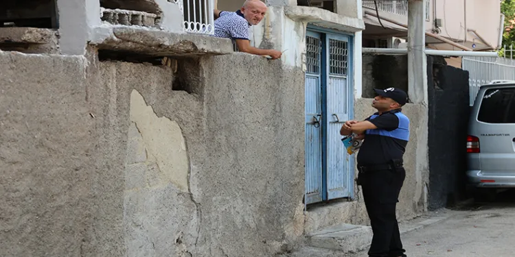 Polis ‘Çocuklar boğulmasın’ diye kapı kapı gezdi