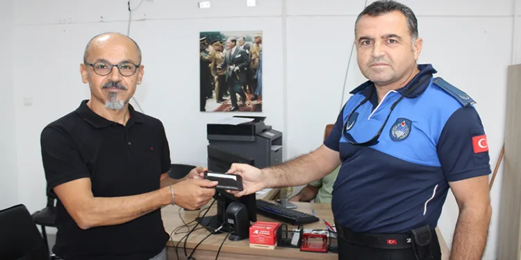 Minibüste unutulan cüzdan sahibine teslim edildi