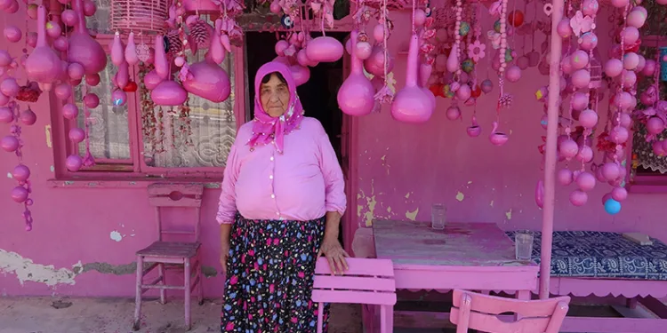 75 yaşındaki Sakine teyzenin ‘pembe’ hayatı